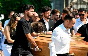 Las honras fúnebres de Diogo Jota y su hermano, André Silva, se realizaron en la catedral de Gondomar, localidad donde crecieron. Hubo un acompañamiento masivo de los habitantes del lugar y de figuras del fútbol a sus familiares. FOTO getty