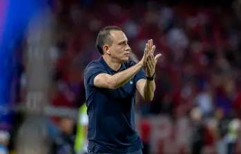 El entrenador antioqueño Alejandro Restrepo dirige su segundo semestre al frente del cuadro rojo. Es la primera vez que llega a cuadrangulares. FOTO: JUAN ANTONIO SÁNCHEZ