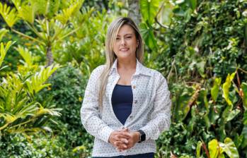 Alexandra Betancur, agente inmobiliaria y broker financiera, acompaña a sus clientes en el proceso de encontrar una propiedad acorde con sus proyectos.
