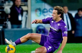 El futbolista italiano Edoardo Bove, de 22 años, se desplomó sobre el césped a los 16 minutos de juego en la Serie A Fiorentina-Inter Milán. FOTO: GETTY