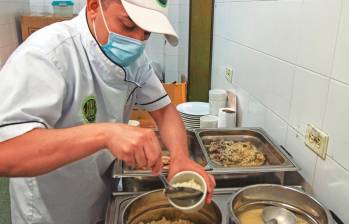 En el Paraninfo de la Universidad de Antioquia se habilitó un espacio para que personas puedan disfrutar sabores más tradicionales, los cuales se habían perdido en la diversidad gastronómica. FOTO JULIO CÉSAR HERRERA