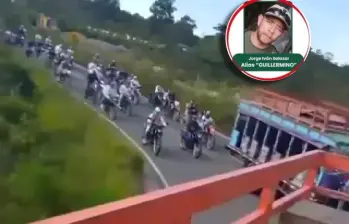 Imágenes de motocicletas y buses tipo chiva en la caravana fúnebre realizada en Anorí, Nordeste de Antioquia. FOTO Twitter @AndresJRendonC