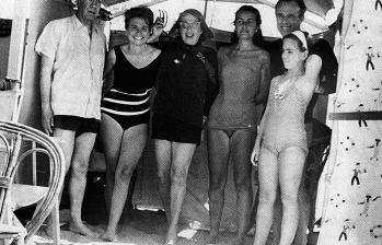 Jorge Luis Borges, M.E. Vázquez, S. Ocampo, C. Boldarin, Adolfo Bioy y Marta Bioy, el 21 de febrero de 1964, mientras disfrutaban de un rato de descanso en la playa. FOTO: Cortesía archivo particular 