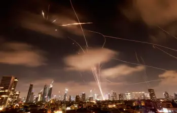 Mientras Israel celebra la destrucción de la sede de la seguridad iraní, la Media Luna Roja denunció un ataque en uno de sus edificios en Teherán. FOTO: AFP