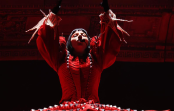 Lady Gaga durante su concierto en Las Vegas, donde sufrió una caída que no detuvo su presentación y se volvió viral en redes sociales. FOTOS Tomadas de redes sociales Lady Gaga