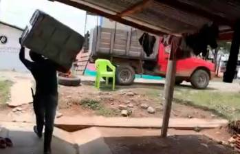 En un video publicado por Comunes se observa lo que parece ser el acarreo de los desplazados del Etcr de Mesetas. FOTO: CORTESÍA.