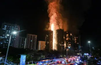 La cifra de muertos en el incendio de Hong Kong sube a 65 y cientos de personas siguen desparecidas 