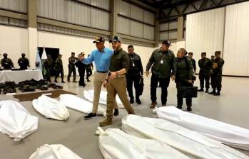 El presidente Abelardo De la Espriella camina entre bolsas con cadáveres tras una operación en Guaviare, el 2 de septiembre, donde fueron abatidos 23 supuestos integrantes de las disidencias. Foto: tomada de video