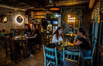 El gasto de los hogares atados a restaurantes y hoteles presionan al alza la inflación en Colombia. FOTO Julio César Herrera