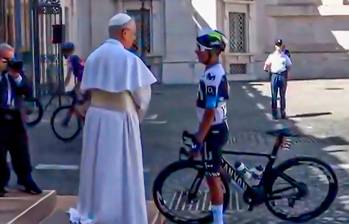 Nairo habló con el papa León XVI en la etapa final del Giro. FOTO CAPTURA DE VIDEO