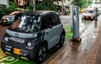 Las electrolineras y los puntos de carga en Medellín para los vehículos elétricos, en ocasiones, son insuficientes para la demanda de estos carros. FOTO JULIO CÉSAR HERRERA