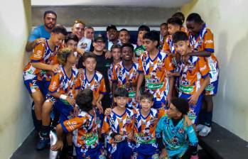 Juan Fernando Quintero compartió con los niños del equipo Margos de Envigado. FOTO: Cortesía Corporación Los Paisitas