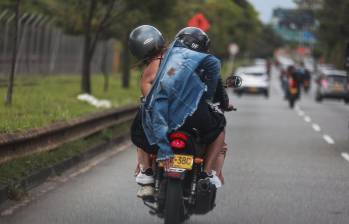 motociclistas casi se caen por evadir el pico y placa para motos. Foto: Manuel Saldarriaga Quintero.