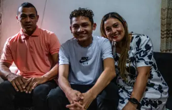 Elkin Manuel Reyes y Caty Nisperuza son los padres de Matías. La vida les cambió abruptamente a todos cuando Matías fue diagnosticado con púrpura fulminante, una infección severa en la sangre que le causó una alteración en la coagulación. La enfermedad avanzó con rapidez y obligó a los médicos a amputarle la pierna izquierda desde la rodilla. FOTO Julio césar Herrera