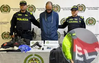 En el allanamiento de su vivienda encontraron banderas del ELN, prendas militares, un dron y notas sobre fabricación de explosivos. Fotos: cortesía