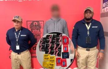 Migración Colombia inadmitió a un ciudadano ruso. En su equipaje tenía decenas condones, potenciadores sexuales, memorias USB y discos duros. Foto: cortesía.