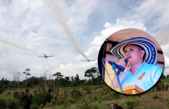 La propuesta del gobernador de Antioquia es la aspersión de glifosato con drones. Sin embargo, Carlos Molina (adelante), alcalde de Valdivia, advierte sus riesgos y pide apoyar la sustitución voluntaria del cultivo. Fotos: Colprensa y tomada de redes.