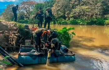 Estas fueron las personas capturadas y la maquinaria incautada en el procedimiento contra la minería ilegal en el río Medellín, en Barbosa. FOTO: Cortesía Policía Metropolitana