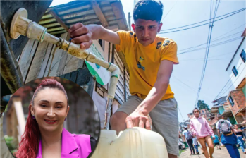 Los habitantes de Granizal, en Bello, necesitan cargar galones de agua para poder tener este recurso vital en sus hogares, mientras aún no hay solución estructural. Por esta problemática surge la sanción contra la alcaldesa de Bello, Lorena González. Foto: EL COLOMBIANO y cortesía.