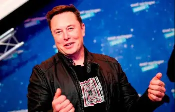 Los satélites Starlink, parte del proyecto espacial de Elon Musk, se queman al reingresar a la atmósfera, liberando metales que podrían alterar la química del ozono y el clima global. FOTO GETTY