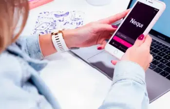 Las transferencias en Nequi se confirman con las iniciales del destinatario y pueden gestionarse desde el historial si hay un error. FOTO cortesía Nequi