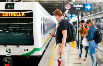 Personal del Metro de Medellín avanza en las labores para retirar el tren averiado y así reiniciar en el menor posible el servicio en las cinco estaciones afectadas. FOTO: EL COLOMBIANO