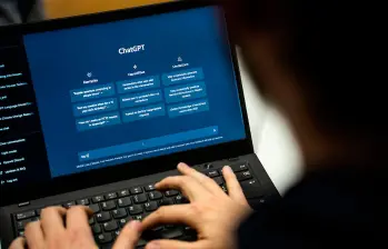La Inteligencia Artificial desafía la supervivencia de la prensa. Foto: Getty.