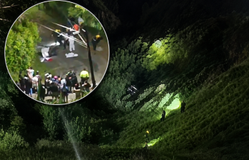 Un vehículo particular en el que se movilizaban cuatro personas se salió de la vía y rodó por una zona de la vereda Loma de los Ochoa, en Girardota.. Fotos: captura de video de redes.