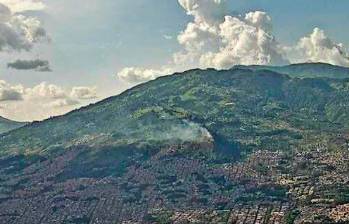 El incendio fue reportado en la parte superior del Picacho, que no está habitada. FOTO CORTESÍA DAGRD