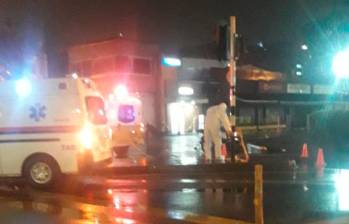 Los agentes de la Policía Judicial de la Secretaría de Movilidad de Medellín hicieron la inspección al cuerpo sin vida de este extranjero. FOTO: CORTESÍA