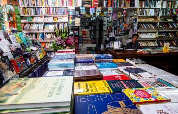 En 2023 los colombianos compraron una alta cantidad de libros relacionados con la superación personal y los consejos financieros. Foto: EL COLOMBIANO
