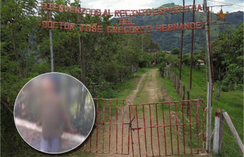 Adelante, la niña que deambulaba sola y desorientada en la zona. Atrás, la entrada del Recinto Espiritual del que habría escapado. Fotos: Manuel Saldarriaga y captura de video. 
