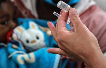 En noviembre de 2021 inició el proceso de inmunización contra el covid-19 en varios colegios distritales de la capital del país. Esta época frenó la vacunación de otras enfermedades como la difteria y el sarampión. FOTO: Colprensa / Sergio López