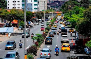 La avenida 33 es una de las vías por donde los conductores más tratan de evadir el pico y placa en Medellín. FOTO: JAIME PÉREZ