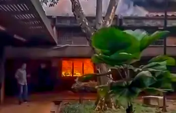 Así se veía la oficina del Politécnico Jaime Isaza Cadavid luego de que fuera incendiada en la mañana de este martes. FOTO: Captura de video