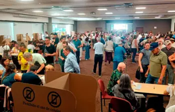 En las pasadas votaciones de primer vuelta, el puesto de votación del centro comercial San Diego fue trasladado al piso 11, dificultado el ingreso y generando largas filas para entrar. Foto: Cristian Álvarez.
