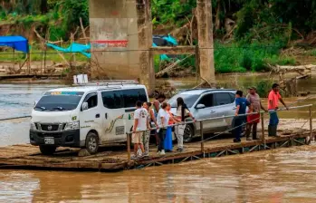 La opción ha sido pasar sobre planchones, lo cual genera costos y molestias inmensas para la gente. FOTO: CAMILO SUÁREZ