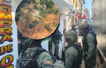 La Policía Nacional realizó operativos en diferentes compraventas de El Bagre, Antioquia. Adelante, la devastación ambiental de la minería ilegal a cielo abierto en El Bagre. Atrás, la Policía en el operativo. Fotos: cortesía y EL COLOMBIANO.