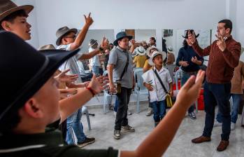 La escuela tomó de referencia el método de enseñanza de la trova cubana, que basa su pedagogía en la lúdica. Más allá de aprender a trovar, buscan preservar la tradición. FOTO Julio César Herrera.