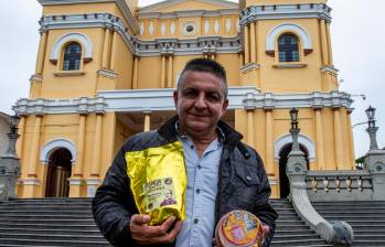 Luis Alberto García llegó a Santo Domingo hace más de 10 años y desde 2020 lidera la Asociación de Paneleros, que beneficia a más de mil familias. FOTO Julio César Herrera.
