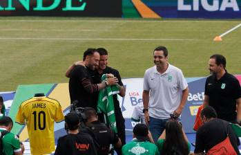 James junto con la camiseta número 23, la que eligió en Nacional. FOTO CAMILO SUÁREZ