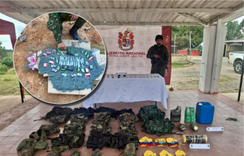 En Ituango, encontraron material explosivos, uniformes y brazaletes alusivos a las disidencias de las Farc. Foto: Ejército Nacional.