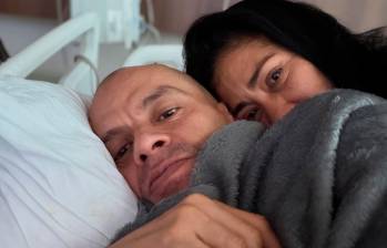 Vico C compartió esta imagen desde el hospital para tranquilidad de sus seguidores. FOTO @soyvicoc