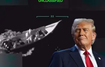 El presidente Donald Trump compartió en sus redes sociales el video del ataque a la lancha. FOTO CORTESÍA Y AFP