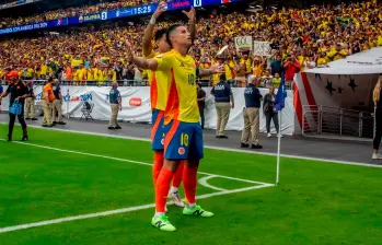El futbolista James Rodríguez recibe la corona que le ofreció Luis Díaz en los cuartos de final de la Copa América 2024. Foto: Juan Antonio Sánchez