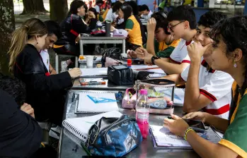 Niños y adolescentes usan herramientas digitales para estudiar en casa y el colegio, un escenario que exige acompañamiento y seguridad en el uso de la IA. FOTO Julio César Herrera