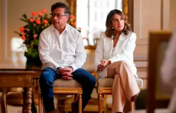 El presidente Gustavo Petro y la hoy embajadora de Colombia en Londres, Laura Sarabia, durante un evento en Casa de Nariño. FOTO COLPRENSA