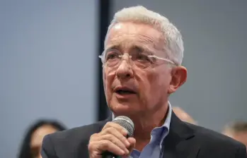 El expresidente Álvaro Uribe llegó a la Fiscalía en Bogotá. FOTO: Colprensa