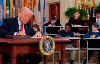 Donald Trump ha calificado la medida como necesaria para ahorrar dinero. FOTO: Getty