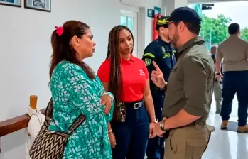Momento en el que el presidente Abelardo de la Espriella cuestiona a la congresista Elizabeth Jay–Pang y la gobernadora de San Andrés, Girley Ordóñez. FOTO CAPTURA DE VIDEO